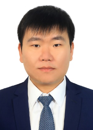 穿着西装的男孩描述已自动生成